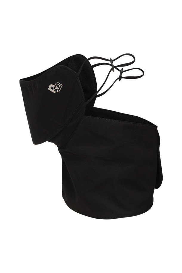 입체 방한 마스크 BK는 겨울철 추위로부터 당신을 보호해 줄 필수 아이템입니다. 부드러운 폴리에스테르 소재로 제작되어 뛰어난 촉감과 보온, 방풍 기능을 제공합니다. 무지 디자인에 입체적인 디자인으로 제작되어, 산책룩, 출근룩 등 다양한 스타일에 미니멀, 캐주얼, 클래식하게 매치하기 좋습니다. 조절끈이 있어 얼굴에 맞게 편안하게 착용할 수 있으며, 두꺼운 두께감으로 추운 날씨에도 따뜻함을 유지해 줍니다. 블랙 색상으로 어떤 옷에도 잘 어울려 데일리 마스크로 활용하기 좋습니다.
