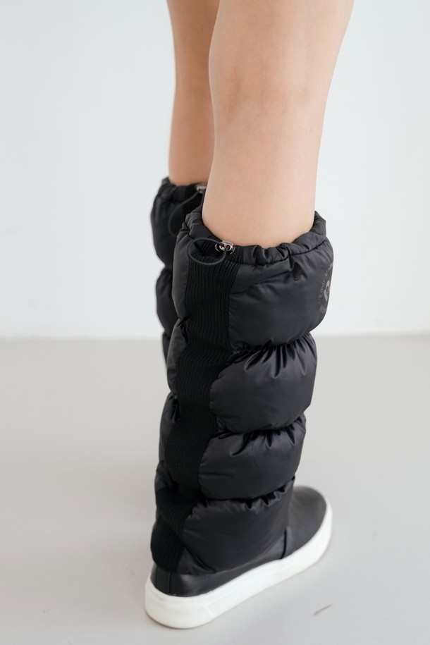 **패딩 레그워머 BK**

출근룩과 모임룩에 시크하고 미니멀한 스타일을 더해줄 패딩 레그워머입니다. 부드러운 촉감의 나일론과 폴리에스터 혼방 소재로 제작되어 뛰어난 보온성과 방풍 기능을 제공합니다. 안감은 패딩 처리되어 두꺼운 두께감을 자랑하며, 슬림핏 디자인으로 다리 라인을 더욱 스타일리시하게 연출해 줍니다. 블랙과 화이트 두 가지 색상으로 출시되어 다양한 룩에 매치하기 좋습니다.
