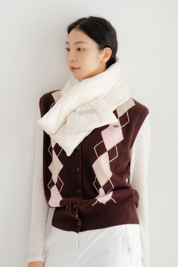 글로시 패딩 머플러 IV는 부드러운 촉감과 따뜻한 보온성을 제공하는 겨울철 필수 아이템입니다. 아이보리, 블랙, 베이지 3가지 색상으로 출시되어 어떤 코디에도 쉽게 매치할 수 있습니다. 두꺼운 두께감의 무지 디자인에 글로시한 광택이 더해져 캐주얼하면서도 세련된 스타일을 연출합니다. 극세사 안감으로 제작되어 더욱 포근하고 편안한 착용감을 선사하며, 산책룩, 출근룩, 여행룩 등 다양한 TPO에 활용 가능합니다.
