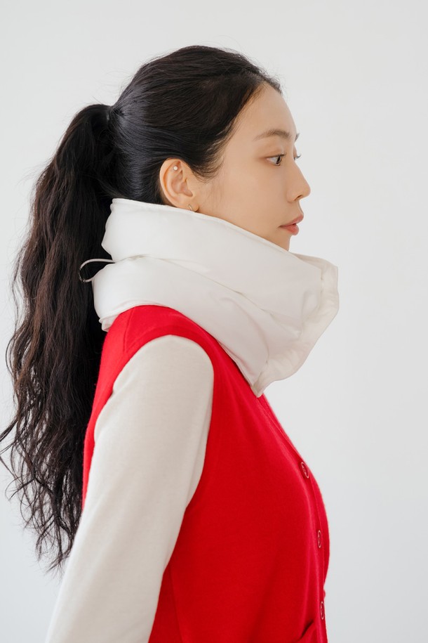 패딩 넥워머 WH는 부드러운 촉감의 폴리에스터, 폴리우레탄 혼방 소재로 제작되어 겨울철 보온성을 높여주는 넥워머입니다. 안감은 기모 처리되어 포근함을 더하며, 넉넉한 두께감으로 추운 날씨에도 든든하게 목을 감싸줍니다. 화이트와 블랙 두 가지 색상으로 출시되어 다양한 스타일에 매치하기 용이하며, 로고 패턴으로 포인트를 더했습니다. 드로우스트링 디자인으로 사이즈 조절이 가능하며, 스냅 여밈 방식으로 간편하게 착용할 수 있습니다. 일상생활뿐만 아니라 골프룩에도 잘 어울리는 캐주얼, 미니멀, 스포티 스타일의 넥워머입니다.
