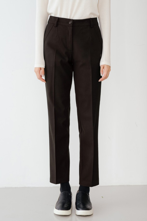 **울 블렌드 클래식 팬츠 BR**는 여성스러움을 강조하는 **브라운** 컬러의 울 블렌드 소재 **긴바지**입니다. **가을**과 **겨울** 시즌에 적합하며, **울** 특유의 **부드러운** 촉감과 **두꺼운** 두께로 따뜻함을 선사합니다. **레귤러핏**과 **스트레이트** 핏으로 제작되어 **클래식**하고 **베이직**한 스타일을 연출하며, **오피스룩**, **출근룩**, **비즈니스 캐주얼** 등 다양한 TPO에 활용 가능합니다. 미니멀한 디자인과 무지 패턴으로 어떤 상의와도 쉽게 매치할 수 있으며, 실용적인 **포켓** 디테일이 더해져 활용도를 높였습니다.
