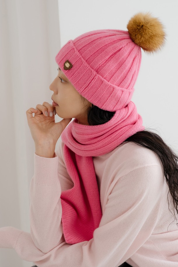 울 100 비니 PK는 부드러운 촉감과 두꺼운 두께감으로 따뜻함을 선사하는 비니입니다. 울 소재로 제작되어 보온성을 높였으며, 골지 패턴이 돋보입니다. 핑크, 멜란지그레이, 블랙, 아이보리 4가지 컬러로 출시되어 취향에 맞게 선택 가능합니다. 캐주얼, 클래식, 미니멀 스타일을 즐겨 입는 고객에게 잘 어울립니다. 가죽 패치 또는 퍼 장식으로 포인트를 더하여 디자인의 완성도를 높였습니다.
