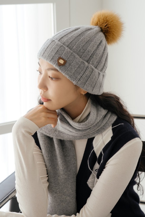 울 100% 소재의 비니입니다. 멜란지 그레이(M/GY), 블랙, 아이보리, 핑크 4가지 색상으로 출시되었습니다. 가을, 겨울철에 착용하기 좋은 비니로, 부드러운 촉감과 골지 패턴이 특징입니다. 클래식, 미니멀, 캐주얼 스타일 모두에 잘 어울리며, 어떤 룩에도 포인트를 더할 수 있습니다.
