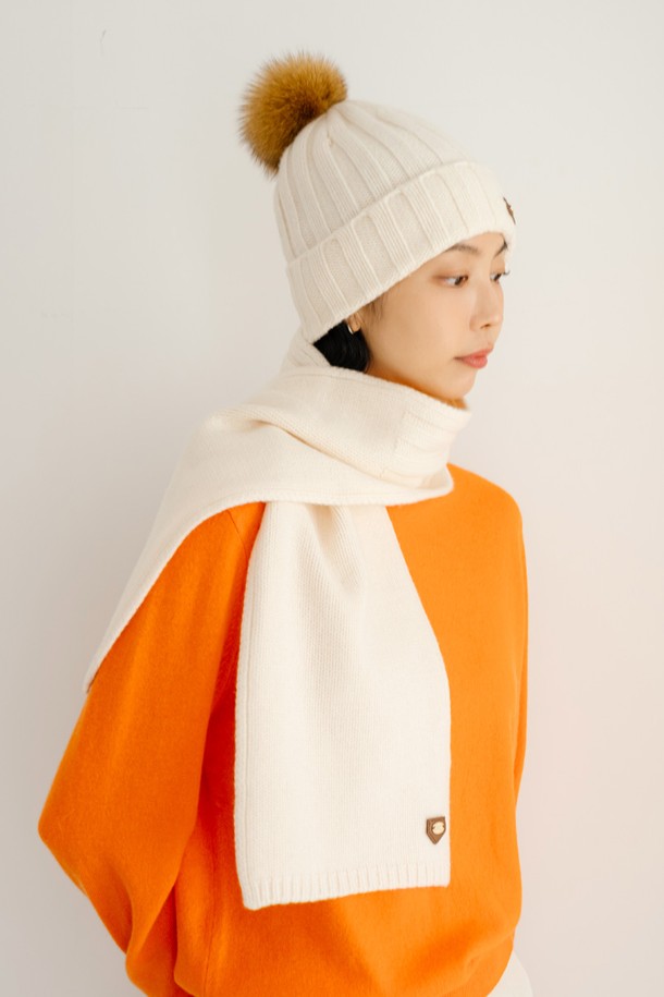 울 100% 소재의 부드러운 촉감이 돋보이는 "울 100 머플러 IV"입니다. 아이보리, 핑크, 블랙, 멜란지 그레이의 네 가지 다채로운 컬러로 출시되어, 어떤 스타일에도 매치하기 용이합니다. 골지 패턴으로 디자인되어 따뜻함과 세련된 분위기를 동시에 선사하며, 라벨/패치 장식으로 포인트를 더했습니다. 목에 자연스럽게 밀착되어 안정적인 핏을 제공하며, 겨울철 일상에서 클래식, 미니멀, 캐주얼 스타일 모두 연출할 수 있습니다. 깔끔한 디자인으로 폭넓은 연령층에게 사랑받는 머플러입니다.
