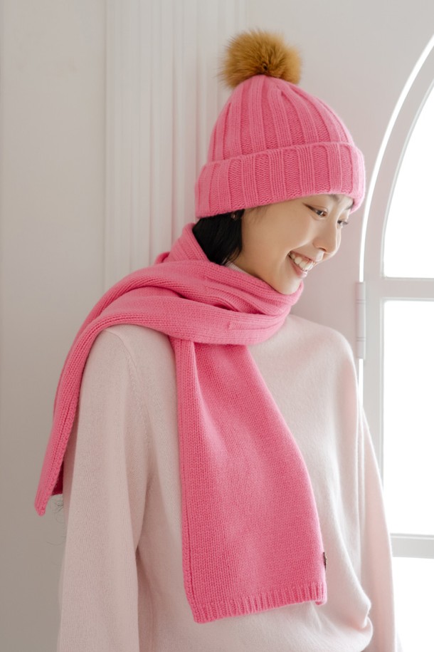 울 100% 소재의 골지 패턴 머플러입니다. 핑크, 블랙, 멜란지 그레이, 아이보리 4가지 컬러로 출시되어 취향에 맞게 선택할 수 있습니다. 부드러운 촉감과 안정적인 핏으로 편안하게 착용 가능하며, 가을, 겨울철 따뜻함을 더해줍니다. 클래식하고 미니멀한 스타일에 잘 어울리며, 가죽 라벨로 포인트를 더했습니다. 일상에서 활용하기 좋은 머플러입니다.
