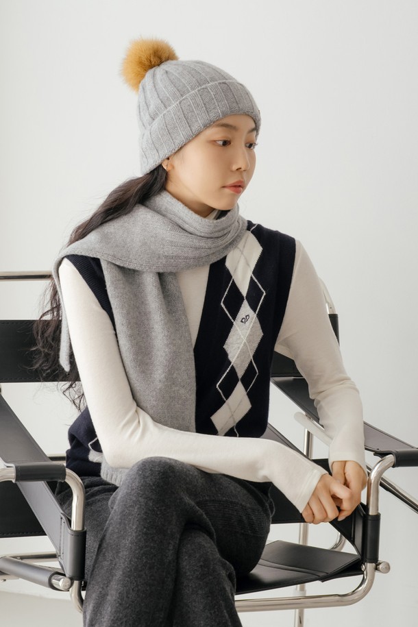 울 100% 머플러 M/GY는 부드러운 촉감과 안정적인 핏을 자랑하는 겨울철 필수 아이템입니다. 멜란지 그레이, 아이보리, 핑크, 블랙의 네 가지 색상으로 출시되어 다양한 스타일에 매치하기 좋습니다. 울 소재 특유의 보온성과 골지 패턴이 만나 따뜻하고 포근한 착용감을 선사합니다. 베이직한 디자인에 가죽 라벨로 포인트를 더해 클래식, 미니멀, 캐주얼 등 어떤 스타일에도 잘 어울립니다. 일상에서 활용하기 좋은 머플러로, 추운 날씨에도 따뜻하게 스타일을 완성해보세요.
