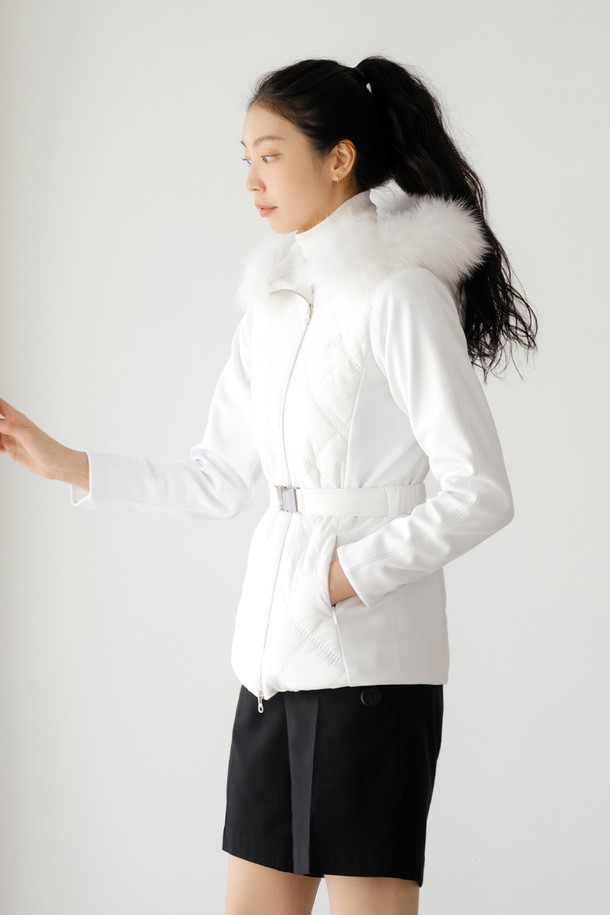 폭스 퍼 퀼팅 점퍼 WH는 여성용 겨울 점퍼로, 쌀쌀한 날씨에도 따뜻하고 스타일리시하게 연출할 수 있습니다. 부드러운 촉감의 폴리에스테르 소재로 제작되었으며, 퀼팅 디테일과 폭스 퍼 장식이 고급스러운 분위기를 더합니다. 크롭 기장에 레귤러핏으로, 캐주얼하면서도 미니멀한 스타일을 연출하기 좋습니다. 집업 방식에 긴 소매로 편안함과 보온성을 동시에 갖춘 데일리 아우터입니다. 화이트 컬러로 다양한 룩에 매치하기 용이합니다.

