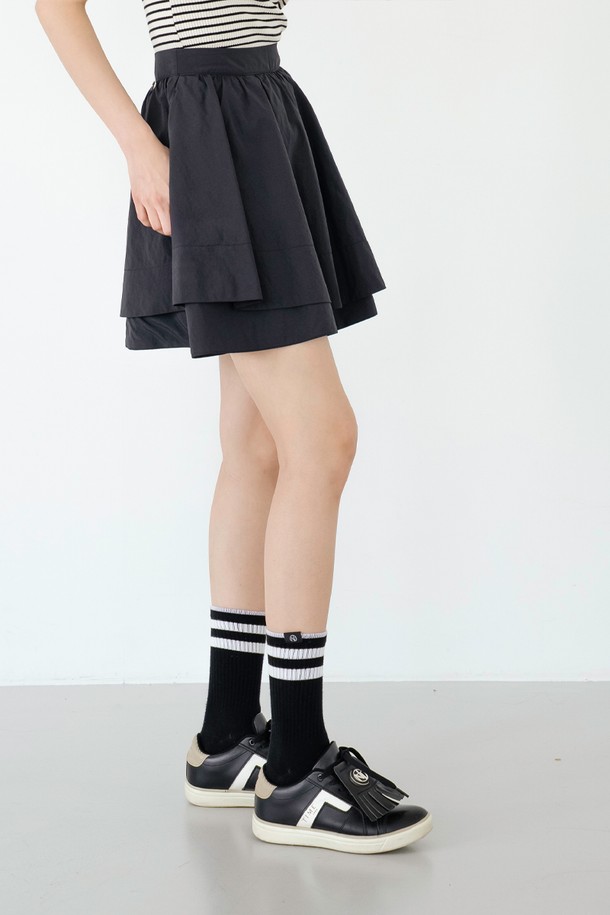 샤이니 더블 플레어 스커트 BK는 페미닌하고 캐주얼한 스타일을 연출하는 여성용 플레어 스커트입니다. 블랙, 스카이블루, 베이지, 화이트 4가지 색상으로 출시되어 다양한 상의와 매치하기 용이합니다. 봄, 가을, 겨울 시즌에 적합하며, 중간 두께감의 나일론과 플리스 소재로 제작되어 부드러운 촉감을 선사합니다. 은은한 광택감과 중간 신축성이 특징이며, 이중 구조의 비대칭 디자인과 플레어 핏으로 여성스러운 실루엣을 강조합니다. 데이트룩, 미니멀, 클래식 스타일에 활용하기 좋으며, 속바지가 포함되어 편안하게 착용할 수 있습니다.
