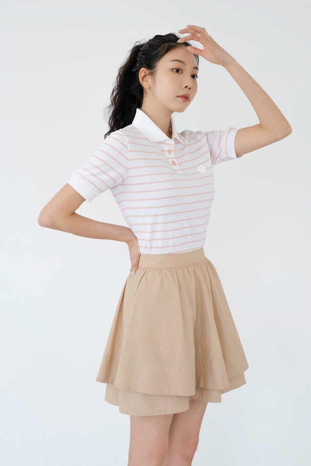 샤이니 더블 플레어 스커트 BG는 여성 의류로, 엘레강스하고 페미닌한 스타일을 연출합니다. 봄, 가을에 적합하며, 화이트, 블랙, 스카이블루, 베이지 4가지 컬러로 제공됩니다. 부드러운 촉감의 나일론, 플리스 혼방 소재에, 플레어 핏과 더블레이어드 치마 타입으로 디자인되었습니다. 비침을 방지하며, 신축성이 좋아 편안하게 착용할 수 있으며, 이너팬츠가 포함되어 활동성을 높였습니다. 데이트룩, 카페룩, 모임룩에 잘 어울리며, 클래식, 미니멀, 로맨틱 스타일을 모두 소화할 수 있습니다.
