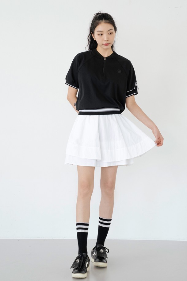 샤이니 더블 플레어 스커트 WH는 여성 고객을 위한 플레어 스커트입니다. 봄, 여름, 가을 계절에 어울리며, 페미닌하고 클래식한 스타일을 연출합니다. 부드러운 촉감의 나일론과 플리스 소재로 제작되었으며, 슬림한 핏과 은은한 광택감이 특징입니다. 더블레이어드 비대칭 디자인과 이너 팬츠가 포함되어 있어 편안하게 착용할 수 있습니다. 데이트룩, 카페룩, 모임룩 등 다양한 TPO에 맞춰 클래식하고 미니멀한 스타일을 완성해보세요.
