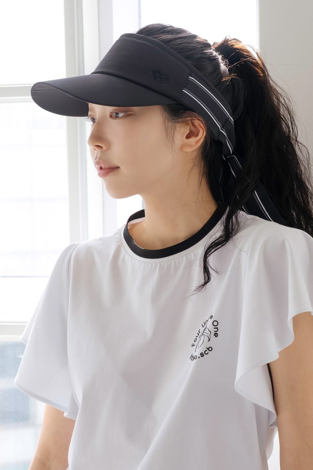 에센셜 리본 선바이저 BK는 여성용 선바이저로, 일상, 스포츠, 골프 등 다양한 TPO에 활용 가능합니다. 부드러운 촉감의 폴리에스테르 및 스판덱스 혼방 소재로 제작되었으며, 블랙, 화이트, 베이지 3가지 색상으로 출시되었습니다. 챙 넓이 8.5cm에 일반 모자 깊이로, 흡습 기능과 사이즈 조절 기능을 갖춰 편안한 착용감을 제공합니다. 캐주얼, 미니멀, 스포티한 스타일 연출에 적합하며, 벨크로 스트랩과 리본 디테일로 포인트를 더했습니다. 이마 부분에는 메쉬 안감이 있어 쾌적함을 유지하며, 스트랩 리본으로 개성 있는 스타일링도 가능합니다.
