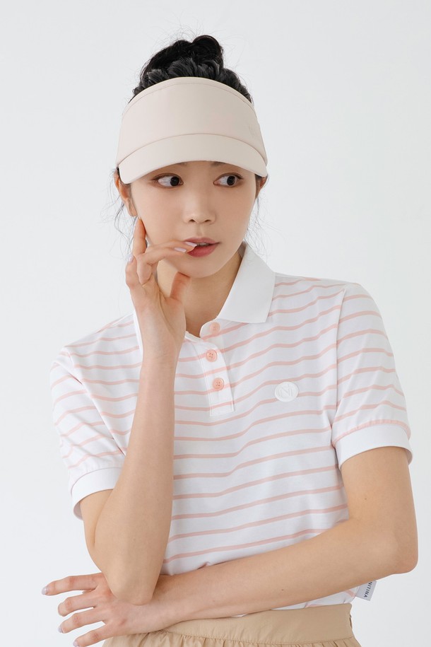 에센셜 리본 선바이저 BG는 햇빛을 가려주는 여성 선바이저입니다. 베이지, 화이트, 블랙 세 가지 색상으로 출시되어 다양한 스타일에 매치하기 용이합니다. 챙 넓이는 8.5cm이며, 폴리에스테르 소재로 제작되어 가볍고 편안한 착용감을 제공합니다. 벨크로 스트랩으로 사이즈 조절이 가능하며, 스카프 형태의 실루엣과 리본 디자인으로 여성스러운 분위기를 연출합니다. 이마 부분은 메쉬 안감 처리가 되어 흡습 기능까지 갖춰, 여행, 휴가, 리조트룩에 활용하기 좋습니다.
