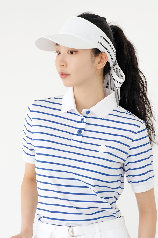 에센셜 리본 선바이저 WH (2차)는 여성 고객을 위한 선바이저입니다. 폴리에스터 소재로 제작되어 봄, 여름 계절에 착용하기 좋으며, 챙 넓이는 8.5cm입니다. 베이직한 디자인에 리본과 스트랩으로 포인트를 더해 클래식, 미니멀, 리조트 스타일에 잘 어울립니다. 흡습 기능이 있으며, 배색 로고 스트랩 디자인과 스카프를 두른 듯한 실루엣이 특징입니다. 뒷면 벨크로 스트랩으로 사이즈 조절이 가능하며, 이마 부분은 엠보 메쉬 안감 처리되어 편안한 착용감을 선사합니다.
