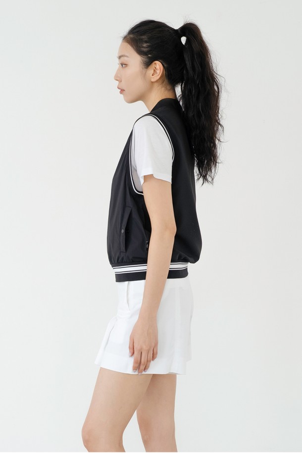 **경량) 썸머 윈드 베스트 BK**

여름철 스포츠 활동과 일상에서 시원하게 착용할 수 있는 여성용 베스트입니다. 블랙과 화이트 컬러로 출시되었으며, 가볍고 통기성이 뛰어난 나일론, 스판덱스, 폴리에스테르, 폴리우레탄 혼방 소재를 사용하여 얇고 부드러운 촉감을 제공합니다. 루즈핏 디자인으로 활동성을 높였으며, 메쉬 네크라인과 소매단, 밑단의 스트라이프 립 디테일이 스포티하고 캐주얼한 스타일을 연출합니다. 속건 기능과 주름 방지, 신축성까지 갖춰 러닝룩, 피트니스룩, 휴가룩 등 다양한 TPO에 활용하기 좋습니다.
