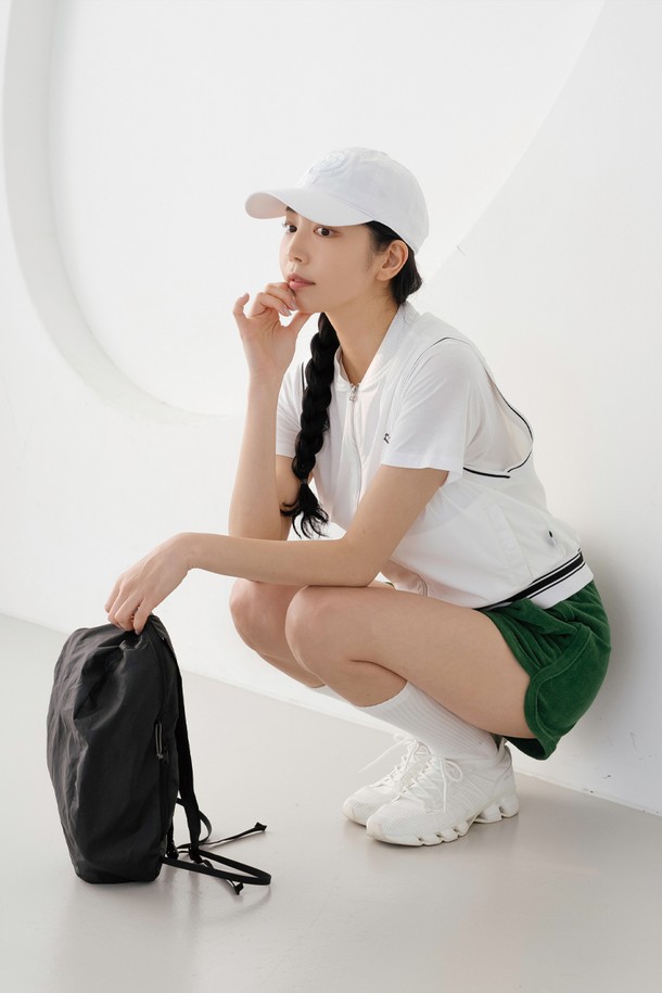 **경량) 썸머 윈드 베스트 WH**는 여름철 스포츠 활동이나 일상에서 가볍게 걸치기 좋은 여성용 베스트입니다. 화이트, 블랙 두 가지 색상으로 출시되었으며, 스포티하고 캐주얼한 스타일을 연출할 수 있습니다. 얇고 부드러운 나일론, 스판덱스, 폴리에스테르, 폴리우레탄 혼방 소재로 제작되어 흡습, 속건, 경량, 신축성, 통기성이 뛰어납니다. 메쉬 네크라인 디자인과 소매/밑단 스트라이프 립 디테일이 돋보이며, 주름 방지 기능으로 활동성을 높였습니다. 피트니스룩, 러닝룩, 요가/필라테스룩 등 다양한 TPO에 활용 가능합니다.
