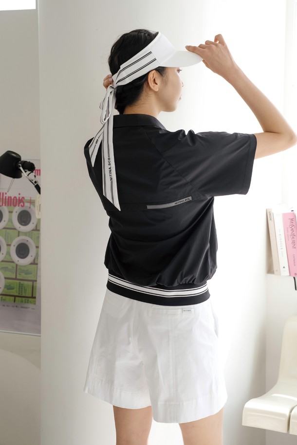 윈드브레이크 베스트 Ⅱ BK는 여성 골프 및 일상용으로 제작된 폴로넥 스타일의 베스트입니다. 블랙 컬러의 무지 디자인으로, 봄, 여름 시즌에 적합하며 스포티하고 베이직한 스타일을 연출합니다. 폴리에스테르와 나일론 혼방 소재로 제작되어 얇고 부드러운 촉감과 흡습, 속건 기능을 제공합니다. 레귤러핏, 레귤러 기장의 반소매 디자인으로 활동성을 높였으며, 골프웨어, 스포츠웨어로 활용하기 좋습니다.