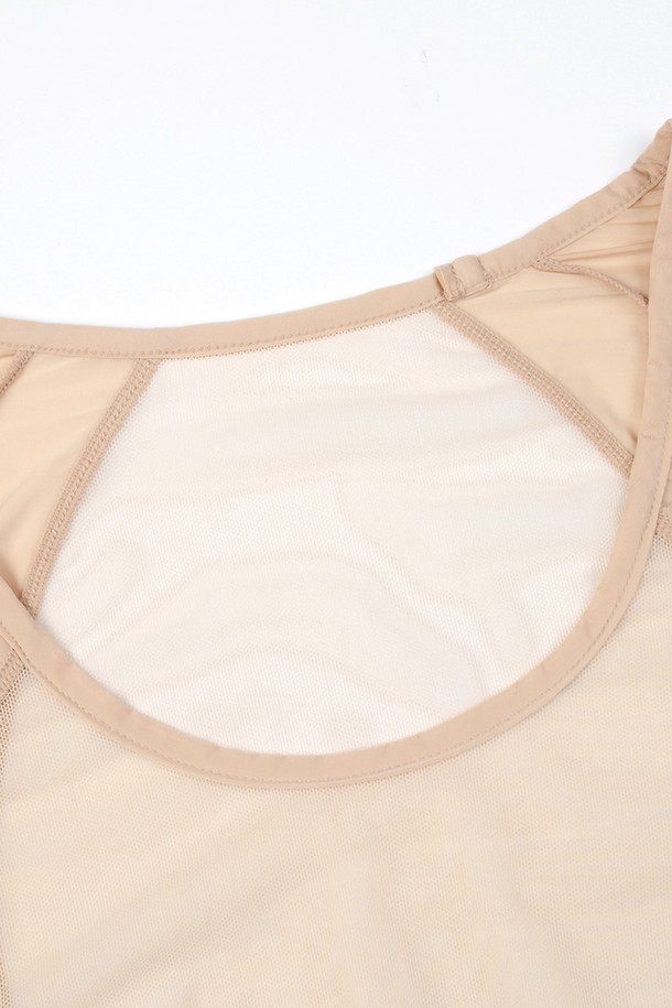 **쿨링 언더 레이어 이너 티셔츠 BG**는 여성 스포츠 및 일상 활동에 적합한 슬림핏 크롭 기장의 이너웨어입니다. 시원한 착용감을 선사하는 쿨링 원사를 사용하여, 봄, 여름, 가을 시즌에 쾌적하게 착용 가능합니다. 부드러운 촉감의 나일론과 폴리우레탄 혼방 소재로 제작되었으며, 메쉬 소재와 높은 통기성으로 활동성을 높였습니다. 라운드넥에 반소매 디자인으로, 스포티, 미니멀, 캐주얼 스타일을 연출하며 피트니스룩, 러닝룩, 요가/필라테스룩에 매치하기 좋습니다. 화이트, 베이지, 블랙 세 가지 기본 컬러로 출시되었습니다.
