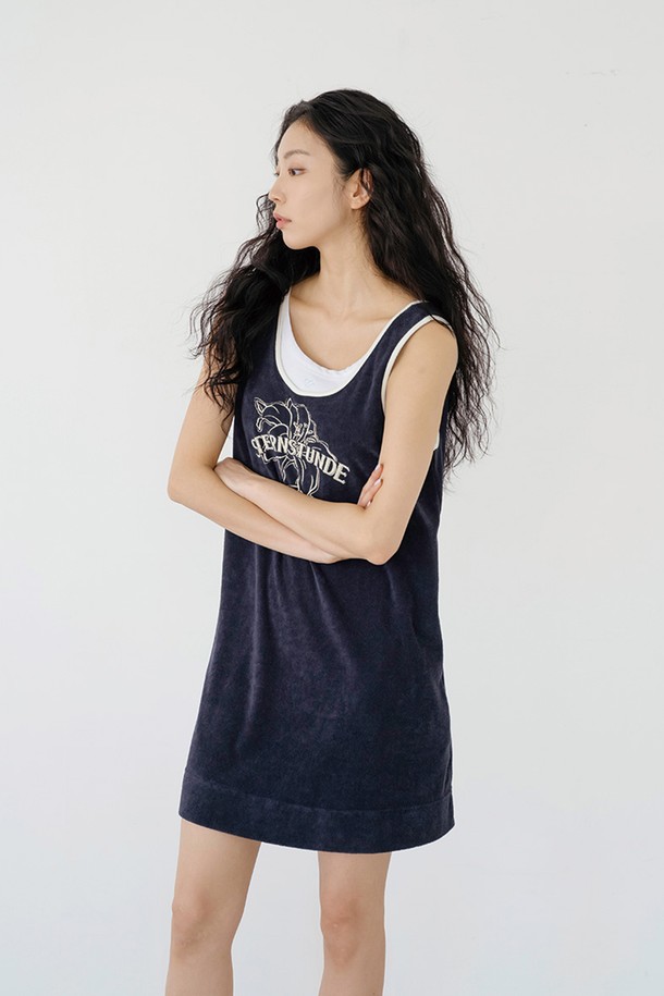 네이비, 그린, 화이트, 핑크 4가지 색상으로 출시된 테리 프린팅 원피스 NY입니다. 면과 나일론 혼방 소재로 제작되어 부드러운 촉감과 흡습 기능으로 쾌적하게 착용할 수 있습니다. 라운드넥에 민소매 디자인이며, 넥라인과 암홀 라인에 배색 립 처리를 더해 스포티하면서 캐주얼한 스타일을 연출합니다. 앞뒤 양면 착용이 가능하며, 하트 자수 디테일로 포인트를 주었습니다. 신축성이 좋아 활동성이 뛰어나며, 골프룩, 휴가룩 등 다양한 TPO에 활용 가능합니다.
