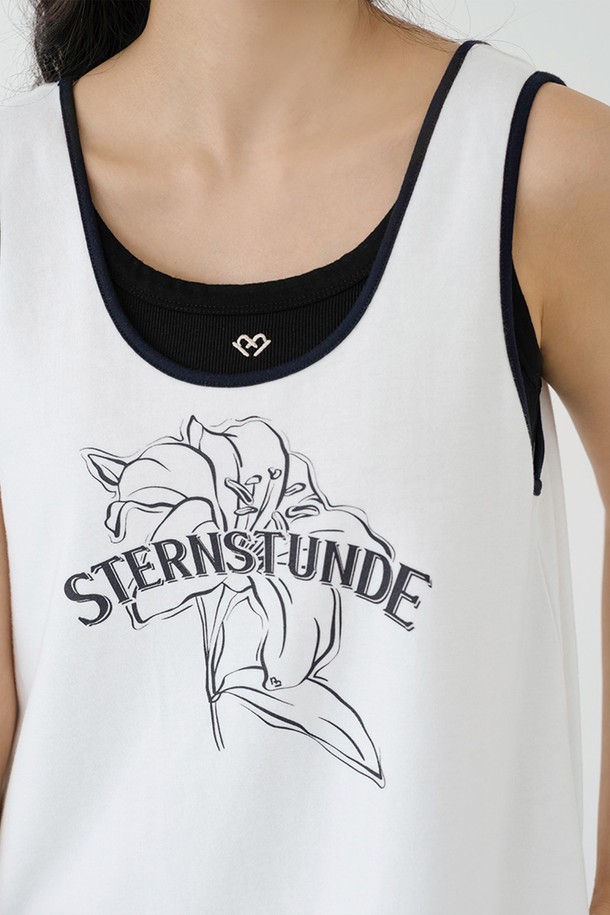 테리 프린팅 원피스 WH는 여성용으로, 부드러운 촉감의 면과 나일론 혼방 소재로 제작되어 흡습 기능이 뛰어납니다. 봄, 여름, 가을 계절에 맞춰 일상 및 스포츠 활동에 적합하며, 앞뒤 양면 착용이 가능하여 실용적입니다. 라운드넥에 립 디자인으로 포인트를 주고, 하트 자수 디테일이 사랑스러운 느낌을 더합니다. 레귤러핏으로 편안하게 착용할 수 있으며, 민소매 디자인과 중간 두께감으로 활동성을 높였습니다. 캐주얼, 스포티, 미니멀 스타일을 모두 소화할 수 있는 매력적인 아이템입니다.
