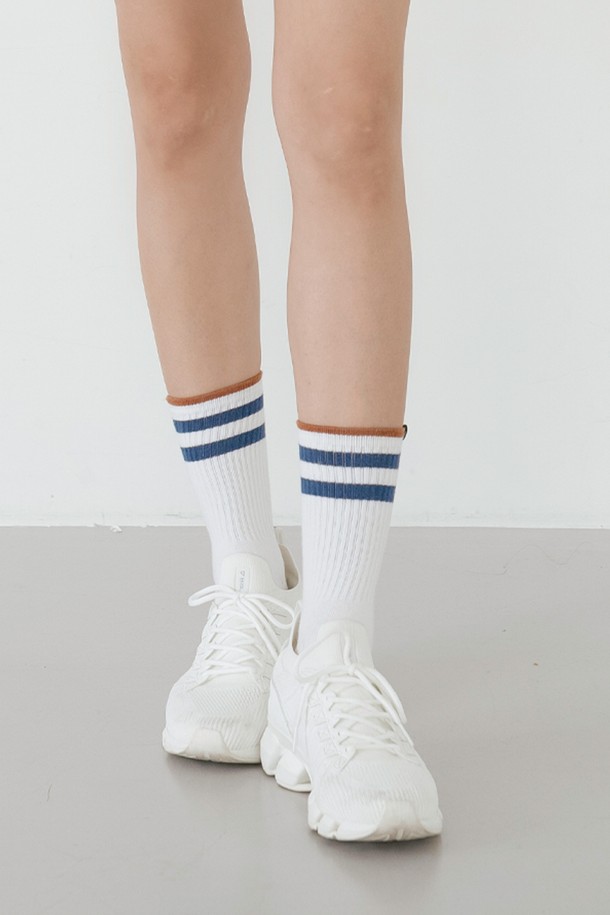 스트라이프 크루 삭스 WH는 캐주얼, 스포티, 미니멀 스타일을 모두 소화하는 공용 양말입니다. 화이트, 그린, 블랙 세 가지 색상으로 출시되었으며, 사계절 내내 활용 가능한 중간 두께감의 면, 폴리에스테르, 폴리우레탄 혼방 소재입니다. 부드러운 촉감과 신축성을 갖춰 편안한 착용감을 제공하며, 미드렝스 크루 스타일과 탄탄한 상단 밴드가 특징입니다. 립 구조와 NITINA(니티나) 포인트 라벨로 디자인 포인트를 더해 동네 마실룩, 산책룩과 같은 TPO 에도 잘 어울립니다.
