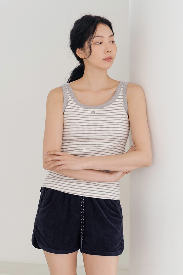 아카이브 슬리브리스 2 멜란지 그레이/스트라이프는 여성용 슬리브리스로, 멜란지 그레이, 화이트, 블랙 세 가지 색상으로 제공됩니다. 봄, 여름, 가을, 세 계절 모두 착용 가능하며, 베이직하면서도 스포티한 스타일을 연출합니다. 면과 스판덱스 혼방 소재로 제작되어 부드러운 촉감과 뛰어난 신축성, 통기성을 자랑하며, 라운드넥과 레귤러핏으로 편안하게 착용할 수 있습니다. 하트 자수 디테일이 포인트이며, 단독 또는 이너로 활용하기 좋습니다. 피트니스룩 또는 요가/필라테스룩, 스포티 및 미니멀 스타일을 선호하는 분들께 추천합니다.