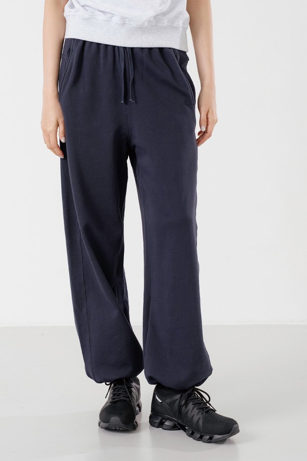 스트링 조거 팬츠 NY는 캐주얼, 스포티, 미니멀 스타일을 모두 아우르는 조거 팬츠입니다. 블랙과 멜란지 그레이 두 가지 색상으로 출시되어, 봄, 가을 시즌에 적합하며 일상 및 스포츠 활동 모두에 활용 가능합니다. 허리 밴딩과 스트링 디테일, 와이드 실루엣, 밑단 스트링으로 편안함과 스타일을 동시에 잡았습니다. 부드러운 면과 폴리에스테르 혼방 소재로 제작되어 뛰어난 착용감을 선사하며, 루즈핏으로 편안하게 즐길 수 있습니다. 동네 마실룩, 집콕룩, 산책룩 등 다양한 TPO에 맞춰 활용해보세요.
