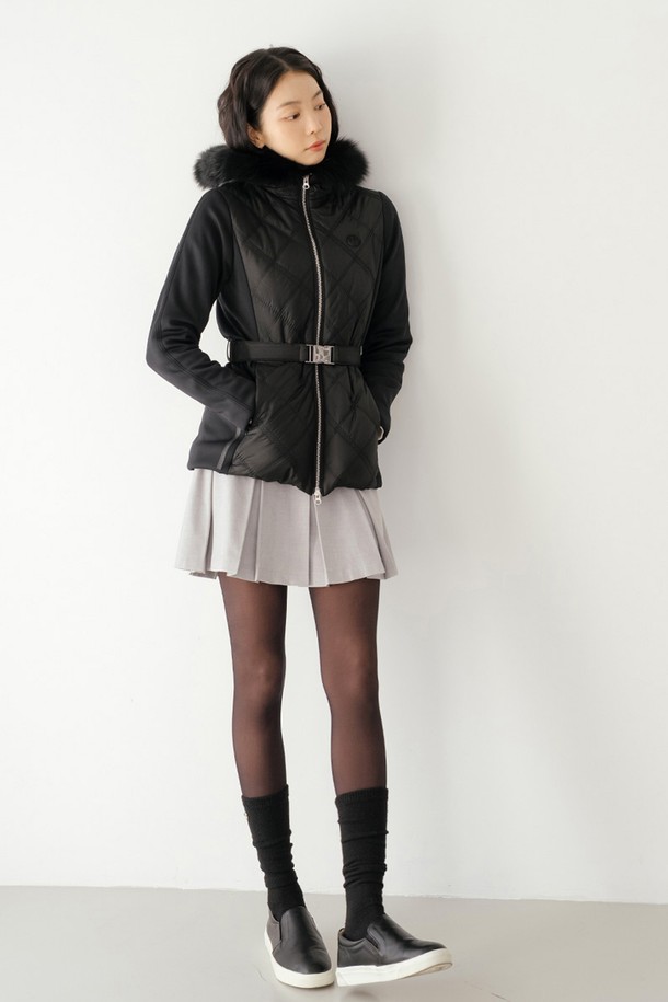 베이지와 블랙 투톤 배색이 돋보이는 여성용 스킨 타이즈입니다. 나일론과 스판덱스 혼방 소재로 제작되어 뛰어난 신축성을 자랑하며, 가을과 겨울에 따뜻하게 착용하기 좋습니다. 미니멀하고 캐주얼한 스타일에 잘 어울리며, 일상복으로 활용하기 좋습니다. 투톤 디자인으로 개성 있는 스타일을 연출해보세요.
