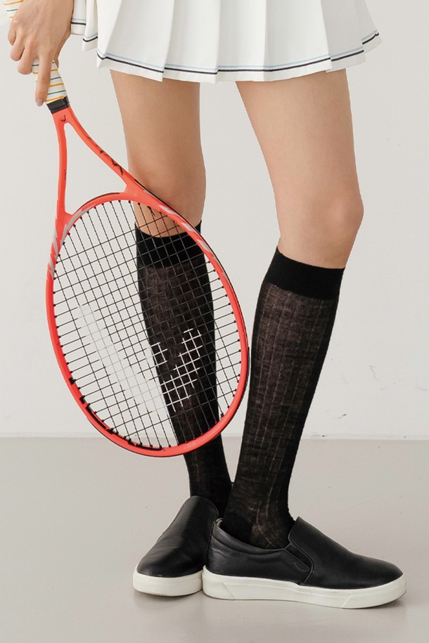 블랙 컬러의 시스루 니삭스 BK입니다. 메리노울, 아크릴, 폴리에스테르 혼방 소재로 제작되어 부드러운 촉감과 신축성을 제공합니다. 얇은 두께감의 골지 패턴으로 디자인되었으며, NITINA 엠블럼이 포인트로 더해졌습니다. 시스루 소재와 세로 리브 디자인이 다리 라인을 슬림하게 연출해 주며, 데이트룩, 여행룩 또는 미니멀, 클래식, 시크 스타일 연출에 적합합니다. 사계절 모두 착용 가능하며, 일상 및 스포츠 활동에도 활용할 수 있습니다.
