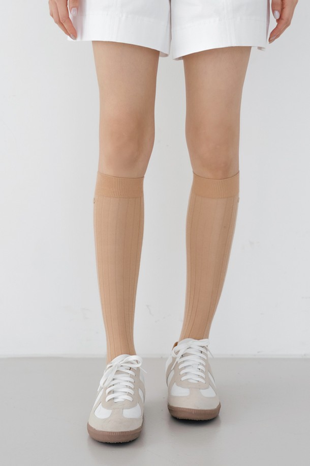 "시스루 니삭스 BG"는 여성스러운 분위기를 연출하는 시스루 소재의 니삭스입니다. 메리노울, 아크릴, 폴리에스테르 혼방으로 제작되어 부드러운 촉감과 신축성을 제공하며, 사계절 내내 착용 가능합니다. 세로 리브 디자인과 슬림 라인 실루엣이 다리를 더욱 가늘어 보이게 하며, 발목 부분에는 NITINA 엠블럼이 포인트로 디자인되었습니다. 데이트룩, 카페룩, 쇼핑룩 등 다양한 TPO에 활용 가능하며, 미니멀, 클래식, 걸리시 스타일을 즐겨 입는 분들께 추천합니다. 총길이 38cm로, 얇은 두께감으로 시원하게 착용할 수 있습니다.
