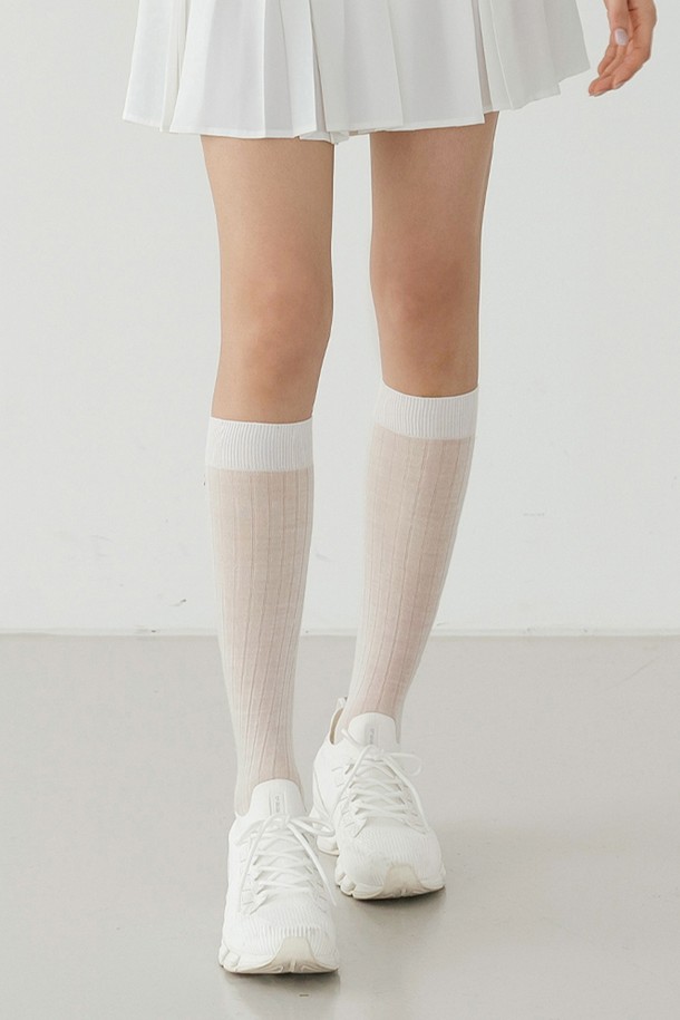 "시스루 니삭스 IV"는 아이보리, 차콜, 블랙, 베이지 4가지 색상으로 만나볼 수 있는 여성용 시스루 니삭스입니다. 메리노울, 아크릴, 폴리에스테르 혼방 소재로 제작되어 부드러운 촉감과 신축성을 제공하며, 얇은 두께감으로 사계절 내내 활용하기 좋습니다. 골지 패턴과 무릎 길이로 디자인되었으며, NITINA 엠블럼 장식이 더해져 미니멀, 클래식, 걸리시 스타일을 연출하기에 좋습니다. 특히 데이트룩이나 카페룩에 포인트 아이템으로 활용하여 프리미엄 시어룩과 슬림 라인 실루엣을 완성해보세요.
