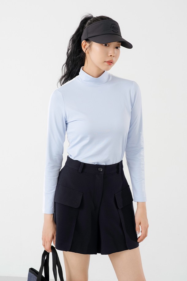 포켓 A라인 숏팬츠 D/NY는 다크 네이비와 크림 두 가지 색상으로 제공되는 여성 숏팬츠입니다. 봄, 여름 계절에 어울리는 이 팬츠는 클래식, 미니멀, 스포티 스타일을 모두 소화할 수 있으며, 데이트룩, 쇼핑룩, 카페룩 등 다양한 TPO에 적합합니다. 부드러운 촉감의 폴리에스테르, 레이온, 스판덱스 혼방 소재로 제작되어 A라인 핏을 연출하며, 슬림하게 떨어지는 핏이 특징입니다. 사이드 포켓 디테일과 주름이 잘 가지 않는 소재, 스커트 같은 실루엣으로 편안함과 스타일을 동시에 잡았으며, 오래 입어도 형태가 잘 유지됩니다.
