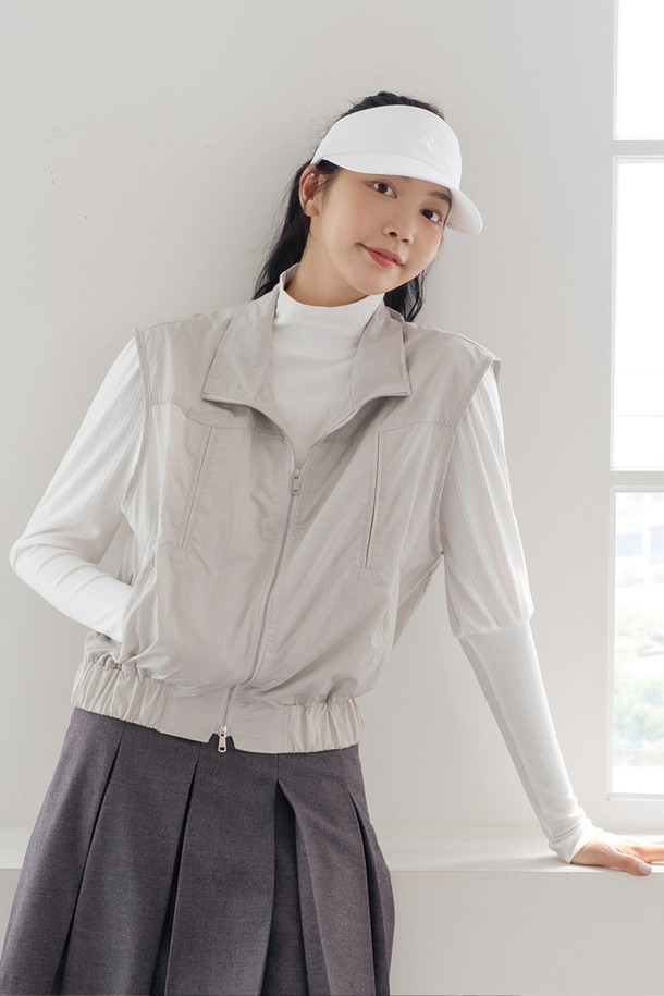 "샤이니" 집업 베스트 L/GY는 여성용 베스트로, 봄, 가을에 착용하기 좋은 얇은 두께의 레귤러핏 제품입니다. 부드러운 하이넥 디자인과 민소매 스타일로, 캐주얼하고 미니멀한 무드를 연출합니다. 그레이 및 라이트 그레이 컬러로 구성되어 있으며, 무지 패턴의 베이직한 디자인이 특징입니다. 일상 및 출근룩에 활용하기 좋으며, L 사이즈로 편안하게 착용할 수 있습니다. 집업 여밈 방식으로 간편하게 스타일링을 완성해보세요.
