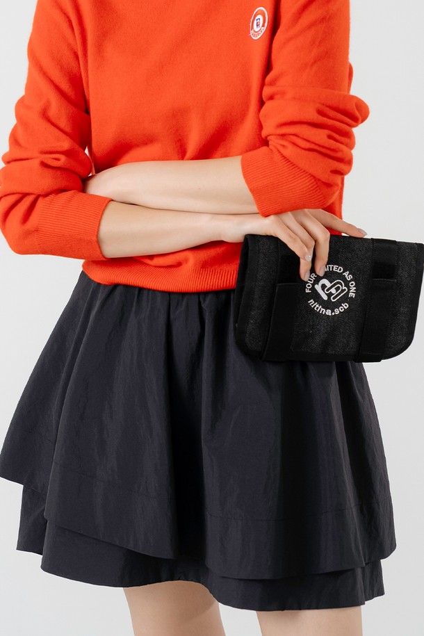 카트 파우치 BK(데님)는 골프룩에 어울리는 캐주얼하고 미니멀한 스타일의 파우치입니다. 블랙, 블루, 그린 3가지 컬러로 출시되었으며, 면, 폴리에스테르, 데님 소재를 사용하여 제작되었습니다. 미디엄 사이즈의 사각 형태 파우치로, 경량이며 실용적인 사용성을 제공합니다. 사이즈 조절과 손잡이 기능이 있으며, 카트 걸이형으로 제작되어 편리하게 사용할 수 있습니다. 볼, 마커, 티, 핸드폰, 화장품, 장갑 등 다양한 용품을 수납할 수 있는 다용도 파우치입니다.
