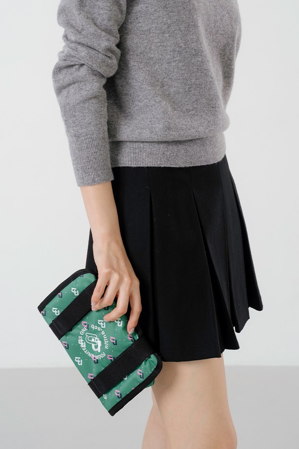 **카트 파우치 GR/PRINT**

필드와 일상, 어느 곳에서든 스타일리시하게 활용 가능한 골프 파우치입니다. 스포티하고 캐주얼한 무드를 연출하며, 그린, 블랙, 블루, 블랙 데님 등 다양한 컬러 옵션을 제공합니다. 가볍고 튼튼한 폴리에스테르와 면 혼방 소재로 제작되었으며, 넉넉한 수납공간과 카트 부착 기능으로 실용성을 높였습니다. 벨크로형 잠금 방식으로 간편하게 사용할 수 있으며, 프린트 및 로고 패턴으로 포인트를 더했습니다. 골프 용품은 물론, 간단한 소지품을 보관하기에도 용이한 다용도 파우치입니다.
