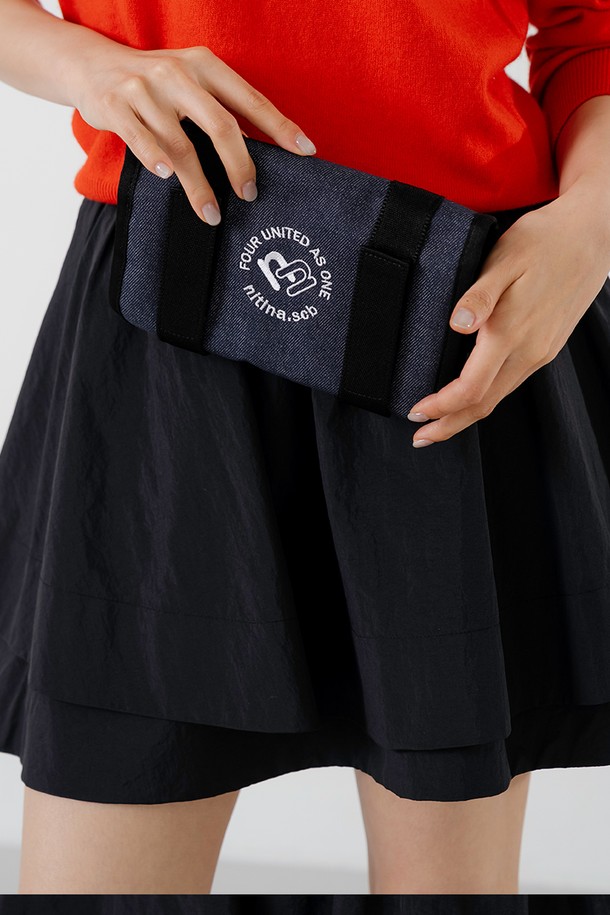 카트 파우치 BL(데님)은 골프 라운드를 위한 실용적인 디자인의 카트 파우치입니다. 블루, 블랙, 그린 3가지 색상으로, 면과 폴리에스테르 혼방 소재로 제작되어 가볍게 사용할 수 있습니다. 무지 디자인에 사각 형태로, 다용도 수납이 가능하여 골프 용품을 편리하게 보관할 수 있습니다. 심플하고 캐주얼한 스타일로 골프룩에 잘 어울리며, 카트 걸이형으로 편의성을 더했습니다. FREE 사이즈로 출시되었습니다.
