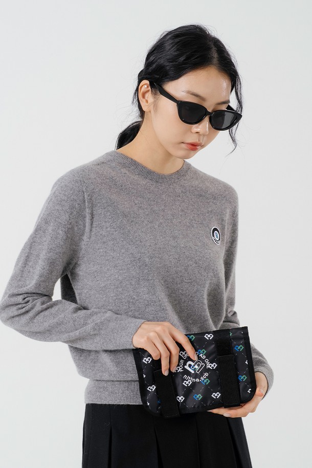 카트 파우치 BK/PRINT는 골프, 일상에서 활용 가능한 공용 파우치입니다. 블랙, 그린, 블루, 데님 등 다양한 색상으로 출시되었으며, 폴리에스테르와 면 혼방 소재로 제작되어 가볍고 실용적입니다. 미디엄 사이즈의 사각 디자인에 프린트 무늬가 돋보이며, 골프 카트에 거치할 수 있어 편리합니다. 지퍼형 잠금 방식으로 내용물을 안전하게 보관하며, 손잡이가 있어 휴대성을 높였습니다.
