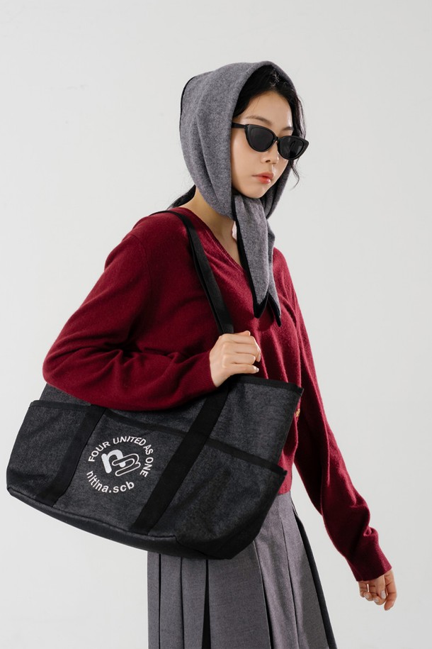 데님 숄더 BAG BK는 캐주얼 및 미니멀 스타일을 지향하는 골프룩 연출에 적합한 숄더백입니다. 블랙과 블루 두 가지 색상으로 제공되며, 넉넉한 수납공간을 제공하는 라지 사이즈입니다. 면, 데님, 폴리에스테르 소재로 제작되어 부드러운 촉감과 두꺼운 두께감을 느낄 수 있습니다. 자수 로고 디자인과 안감 처리로 디자인 완성도를 높였습니다. 골프 활동에 필요한 소지품을 스타일리시하게 휴대할 수 있는 실용적인 아이템입니다.
