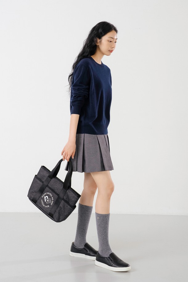 데님 더블 토트백 BK는 골프룩에 어울리는 토트백입니다. 블랙과 블루 두 가지 색상으로, 면, 데님, 폴리에스테르 소재를 사용하여 제작되었습니다. 클래식, 미니멀, 캐주얼 스타일을 모두 소화하며, 안감이 있어 탄탄한 촉감을 자랑합니다. Free 사이즈로, 로고 자수 패턴이 특징이며 골프 용도로 활용하기 좋습니다.
