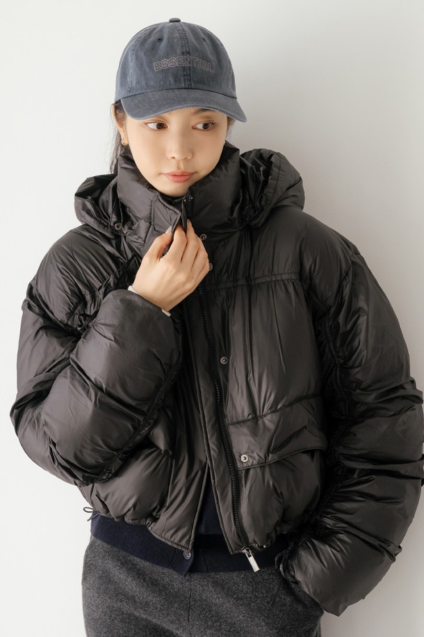 빈티지 볼캡 BL은 캐주얼, 스포티 스타일을 모두 아우르는 공용 모자입니다. 빈티지 블루, 빈티지 라이트 그레이, 빈티지 다크 그레이 3가지 컬러로 출시되었으며, 면 소재로 제작되어 편안한 착용감을 선사합니다. 깊은 모자 깊이와 루즈핏으로 편안하게 착용할 수 있으며, 로고와 레터링 자수, 체인 장식이 포인트입니다. 사이즈 조절이 가능하여 누구나 편안하게 착용할 수 있습니다.
