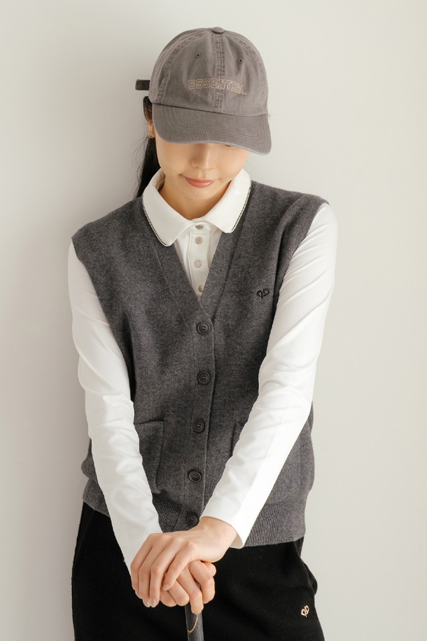 라이트 그레이 컬러의 빈티지 볼캡입니다. 면 소재로 제작되어 부드러운 촉감을 자랑하며, 봄, 여름, 가을에 착용하기 좋습니다. 모자 깊이는 15cm이며, 챙 넓이는 7cm입니다. 볼캡 전면에 ESSENTIAL 레터링과 로고 체인 자수, 조절 가능한 백스트랩, 그리고 스포티하면서도 캐주얼한 스타일을 연출해 줍니다. 일상생활이나 산책 시 편안하게 착용하여 개성 있는 스타일을 완성해 보세요.
