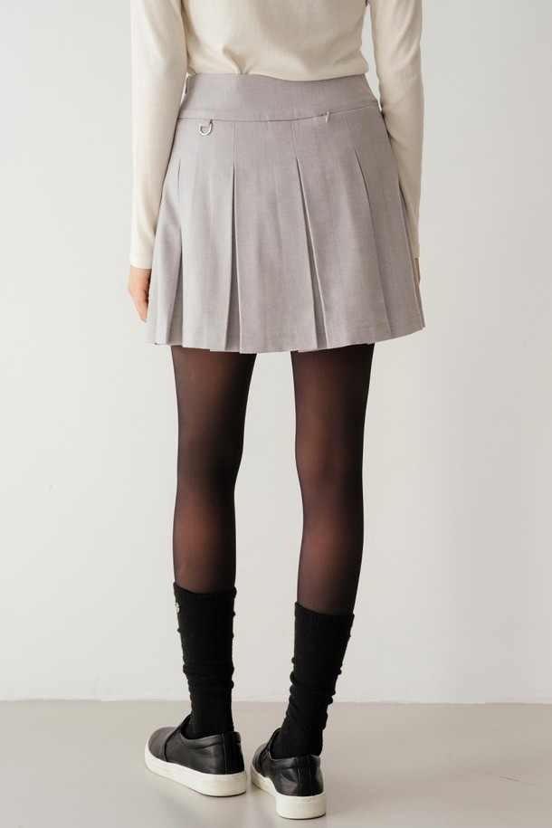 "울 블렌드 플리츠 스커트 2 라이트/그레이"는 여성용 플리츠 스커트입니다. 가을, 겨울 시즌에 어울리는 두꺼운 두께감과 부드러운 촉감의 울 블렌드 소재로 제작되었습니다. 클래식하고 베이직한 디자인으로 오피스룩, 출근룩, 모임룩 등 다양한 때와 장소에 활용 가능합니다. 라이트 그레이, 멜란지 그레이, 베이지, 블랙 등 다채로운 4가지 색상으로 만나보세요. 안감이 있어 편안하게 착용할 수 있는 플리츠 스커트입니다.