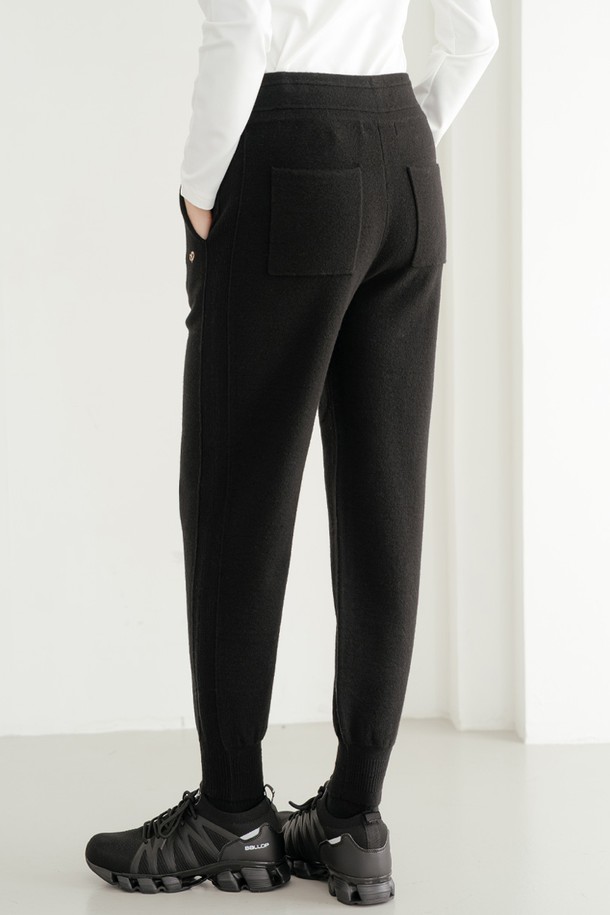 데일리 니트 조거 팬츠 2 검정은 부드러운 니트 소재로 제작되어 편안한 착용감을 선사하는 여성용 조거 팬츠입니다. 가을과 겨울에 적합한 두꺼운 두께감으로 따뜻하게 착용 가능하며, 릴랙스핏으로 편안한 활동성을 제공합니다. 허리 밴딩과 포켓 디테일이 더해져 실용성을 높였으며, 캐주얼, 스포티, 미니멀 스타일을 연출하기 좋습니다. 집콕룩, 산책룩 등 다양한 일상 상황에서 활용할 수 있는 데일리 아이템입니다.