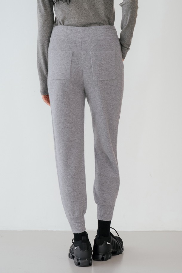 데일리 니트 조거 팬츠 Ⅱ M/GY는 포근한 니트 소재로 제작된 남성용 조거 팬츠입니다. 릴랙스 핏으로 편안한 착용감을 선사하며, 가을과 겨울에 따뜻하게 입을 수 있습니다. 무지 디자인에 그레이 컬러로 어떤 스타일에도 쉽게 매치할 수 있으며, 캐주얼 및 스포티 무드를 연출합니다. 밴딩 처리되어 활동성을 높였으며, 데일리웨어는 물론 집콕룩으로도 활용하기 좋습니다. 부드러운 촉감의 두꺼운 두께감으로 편안함과 스타일을 모두 잡았습니다.