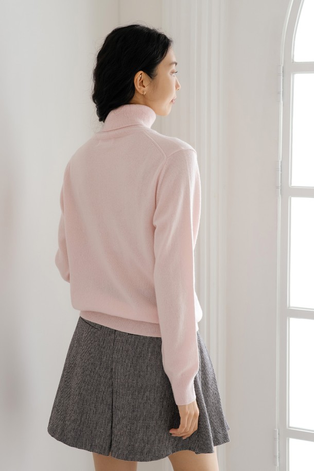 캐시미어 100% 풀오버 L/PK는 여성 골퍼들을 위한 프리미엄 터틀넥입니다. 부드러운 촉감과 뛰어난 보온성을 자랑하며, 가을/겨울 시즌 라운딩과 일상에서 클래식하고 미니멀한 스타일을 연출할 수 있습니다. 레귤러핏으로 편안하게 착용 가능하며, 무지 핑크 컬러가 세련된 분위기를 더합니다. 긴 소매 기장의 두꺼운 캐시미어 소재로 제작되어, 추운 날씨에도 따뜻하게 골프를 즐길 수 있습니다.
