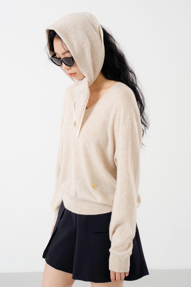 캐시미어 100% 브이넥 풀오버 BG는 부드러운 촉감과 뛰어난 보온성을 자랑하는 여성용 상의입니다. 가을, 겨울 시즌에 어울리는 두꺼운 두께감으로, 일상과 골프 활동 모두에 활용 가능한 활용도를 갖추었습니다. 베이직하고 클래식한 스타일로, 레귤러 핏의 긴 소매 디자인이 특징입니다. 프리미엄 캐시미어 소재 특유의 고급스러운 분위기를 연출하며, 데일리룩과 골프룩 모두 미니멀하게 소화할 수 있습니다.
