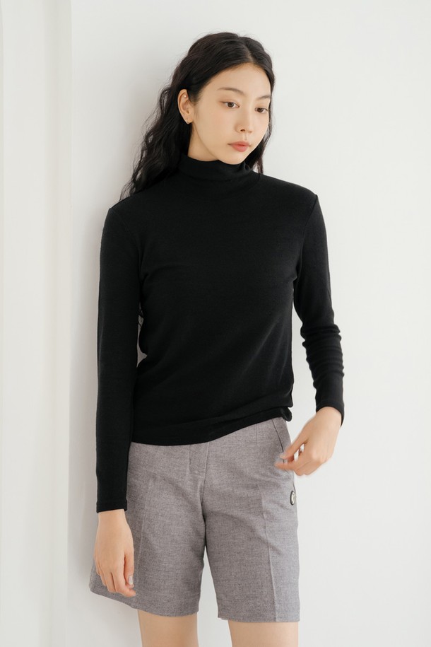 베이직 이너 티셔츠 BK는 여성 의류로, 사계절 내내 활용 가능한 레귤러 핏의 긴소매 터틀넥 티셔츠입니다. 부드러운 면 소재로 제작되어 편안한 착용감을 선사하며, 얇은 두께감으로 이너웨어 또는 기본 아이템으로 활용하기 좋습니다. 블랙 컬러의 무지 디자인은 미니멀, 클래식, 캐주얼 등 다양한 스타일 연출에 용이하며, 출근룩에도 잘 어울립니다. 기본에 충실한 디자인으로 어떤 옷에도 매치하기 쉬워 데일리 아이템으로 추천합니다.
