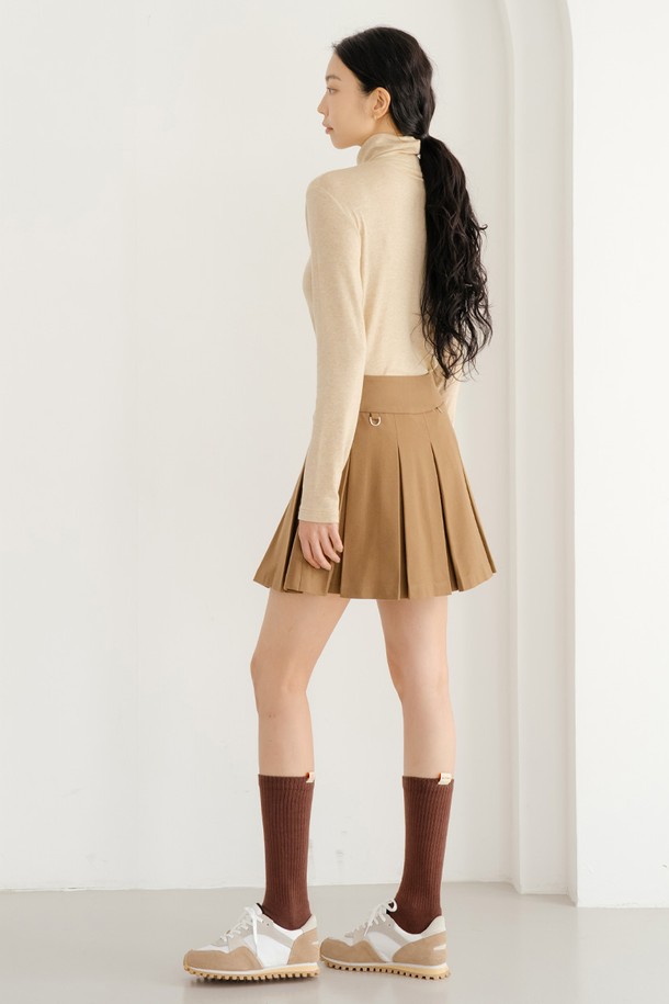 베이직 이너 티셔츠 M/B는 남성용 상의입니다. 부드러운 면 소재로 제작되어 편안한 착용감을 선사하며, 레귤러핏과 라운드넥 디자인으로 깔끔한 실루엣을 연출합니다. 베이지 컬러와 무지 패턴으로 미니멀하고 베이직한 스타일을 완성하며, 봄, 가을, 겨울 시즌에 활용하기 좋습니다. 얇은 두께와 긴소매 기장으로 이너웨어 또는 단독으로도 활용 가능한 실용적인 아이템입니다.
