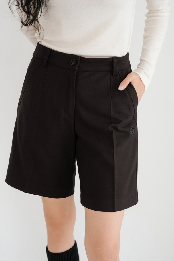 울 블렌드 소재의 클래식 하프 팬츠 BR입니다. 부드러운 촉감과 얇은 두께로 봄, 여름에 시원하게 착용하기 좋습니다. 무지 디자인에 레귤러핏으로 제작되어 미니멀하고 클래식한 스타일을 연출합니다. 출근룩이나 비즈니스 캐주얼에 활용하기 좋으며, 여성스러운 분위기를 더해줍니다. 브라운 컬러로 어떤 상의와도 매치하기 용이합니다.
