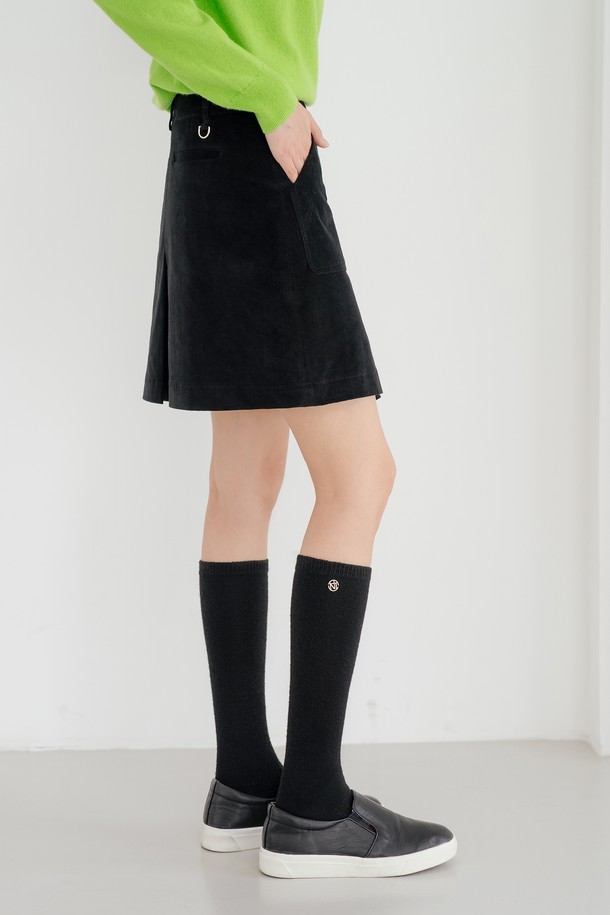 **코듀로이 스커트 BK**는 부드러운 코듀로이 소재로 제작되어 가을과 겨울에 따뜻하게 착용하기 좋은 여성용 스커트입니다. 블랙 컬러에 무지 디자인으로 어떤 상의와도 쉽게 매치하여 캐주얼, 클래식, 미니멀 스타일을 연출할 수 있습니다. 두꺼운 두께감으로 포근함을 더하며, 일상 및 출근룩으로 활용하기 좋습니다. 베이직한 디자인으로 유행을 타지 않고 오랫동안 즐겨 입을 수 있는 아이템입니다.
