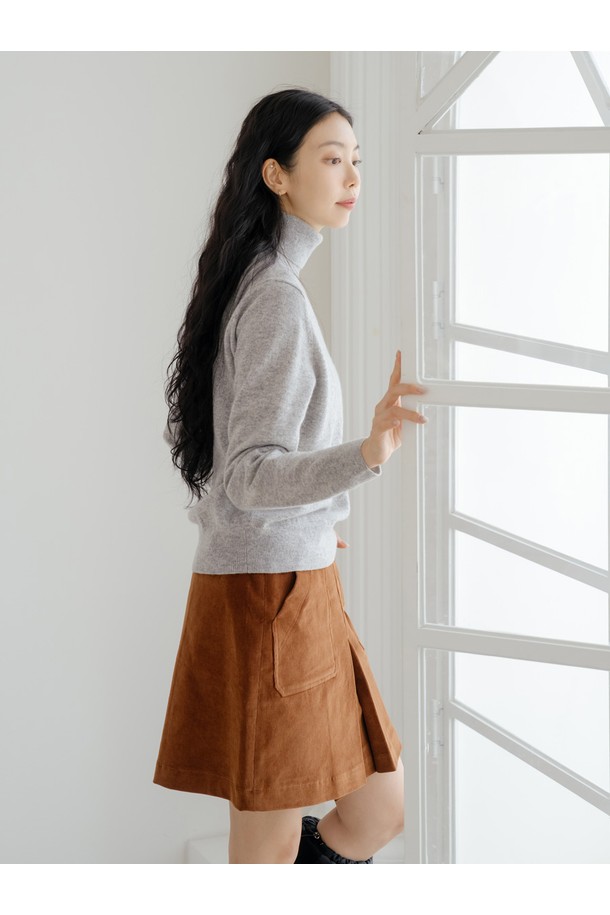 부드러운 코듀로이 소재의 여성용 A라인 미니스커트입니다. 브라운 컬러와 두꺼운 두께감으로 가을, 겨울 시즌에 따뜻하게 착용하기 좋습니다. 캐주얼, 베이직 스타일로 일상복뿐 아니라 출근룩, 모임룩으로도 활용 가능합니다. 레귤러핏으로 편안하게 착용할 수 있으며, 포켓 디테일이 있어 실용성을 더했습니다. 코듀로이 특유의 부드러운 촉감이 매력적인 아이템입니다.

